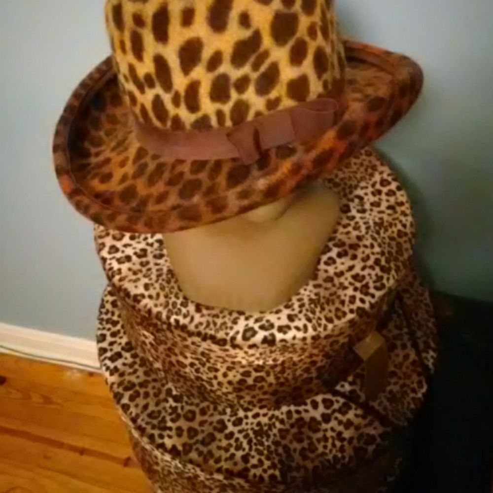 Woman's Hat Cache" - Picture 2 of 2